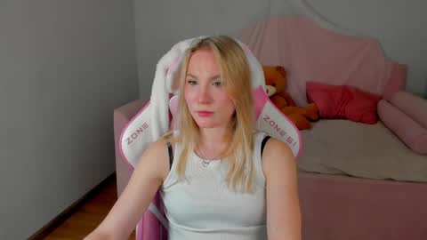 Snapshot of elaravoltage chatting on 05.13.26 elaravoltage online show from 05.13.26
