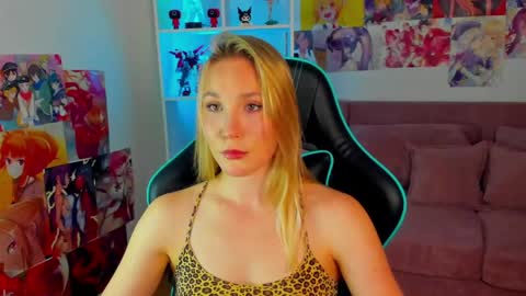 Snapshot of elaravoltage chatting on 05.19.26 elaravoltage online show from 05.19.26