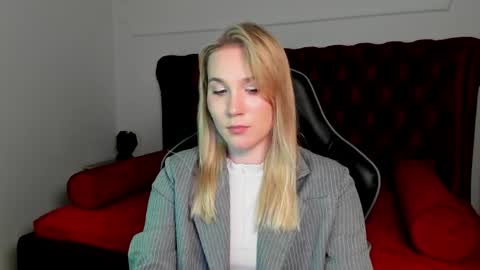 Snapshot of elaravoltage chatting on 05.22.26 elaravoltage online show from 05.22.26