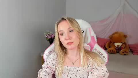 Snapshot of elaravoltage chatting on 06.21.26 elaravoltage online show from 06.21.26
