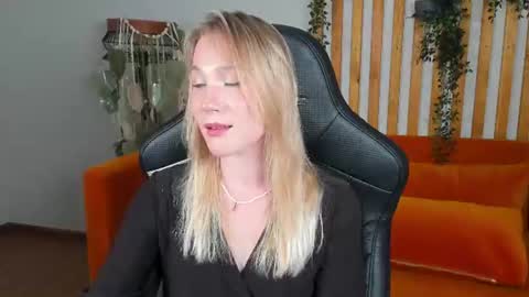 Snapshot of elaravoltage chatting on 07.16.26 elaravoltage online show from 07.16.26