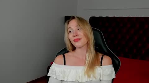 Snapshot of elaravoltage chatting on 07.28.26 elaravoltage online show from 07.28.26