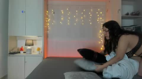 Snapshot of elarey_ chatting on 04.28.26 elarey_ online show from 04.28.26