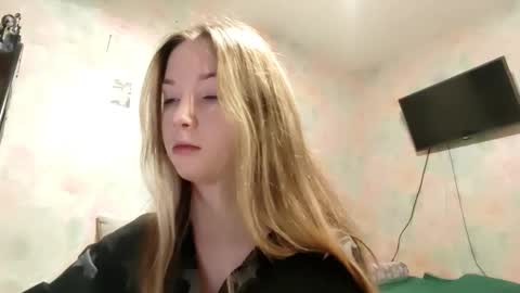 Snapshot of elaynecinco chatting on 02.08.26 MIa online show from 02.08.26