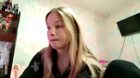 Snapshot of elaynecinco chatting on 03.02.26 MIa online show from 03.02.26