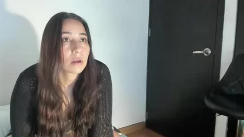 Snapshot of electra_hunt chatting on 12.30.24 Electra- Please help me reach 100 likes online show from 12.30.24