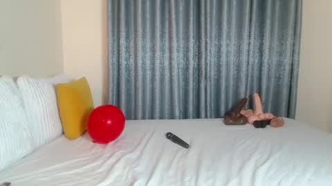 Snapshot of elegant_ebony chatting on 12.27.24 Nika online show from 12.27.24