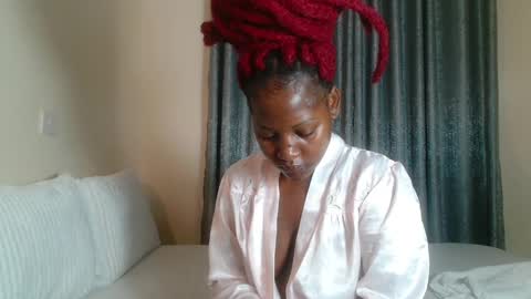 Snapshot of elegant_ebony chatting on 01.15.25 Nika online show from 01.15.25