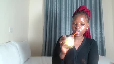 Snapshot of elegant_ebony chatting on 02.04.25 Nika online show from 02.04.25