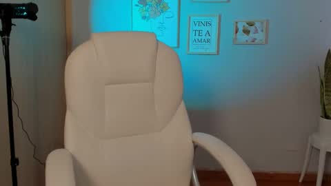 Snapshot of elena_ruiz chatting on 01.20.25 Elena online show from 01.20.25