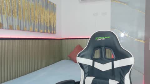 elena_wolff online show from 11.05.25