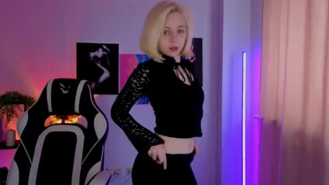 Snapshot of elenamonroe_ chatting on 04.20.26 elenamonroe_ online show from 04.20.26