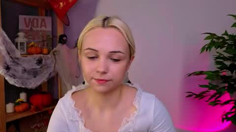 elenamonroee online show from 10.27.25