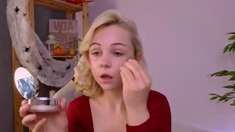 elenamonroee online show from 10.28.25