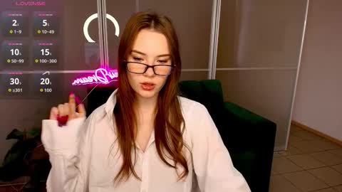 Snapshot of elenaoconar chatting on 10.20.25 elenaoconar online show from 10.20.25