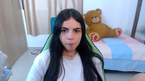 Snapshot of elenna_hotx chatting on 03.10.25 agnes online show from 03.10.25