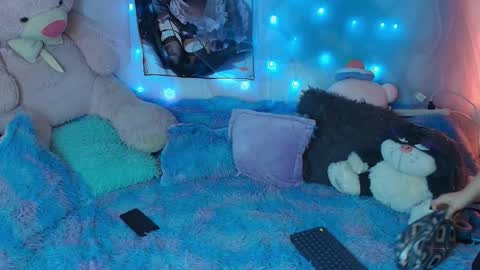Snapshot of elfen_miu chatting on 10.12.25 miu online show from 10.12.25