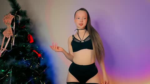 Snapshot of elianareynolds chatting on 12.24.24 Ella online show from 12.24.24