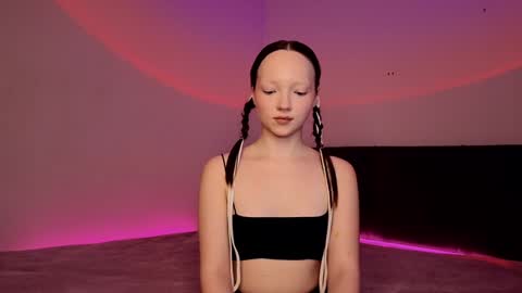 Snapshot of elianareynolds chatting on 01.14.25 Ella online show from 01.14.25