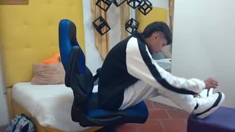 Snapshot of eliasblue chatting on 03.04.25 E L I A S online show from 03.04.25