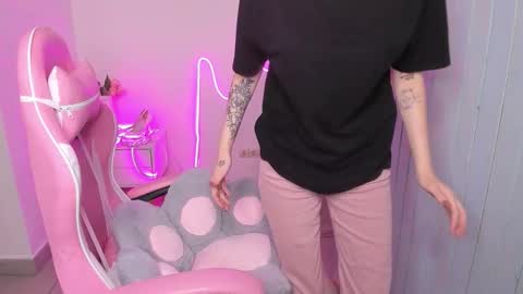 elieiza_xo online show from 10.14.25