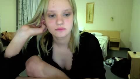 Snapshot of elieiza_xo chatting on 05.26.26 elieiza_xo online show from 05.26.26
