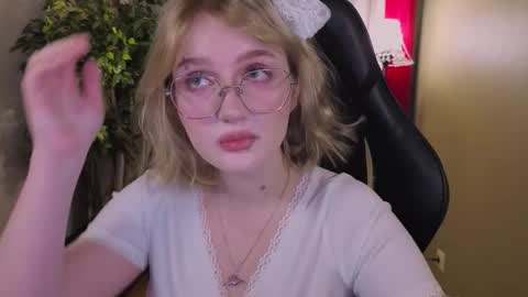 Snapshot of eliejay chatting on 03.05.26 Ellie online show from 03.05.26