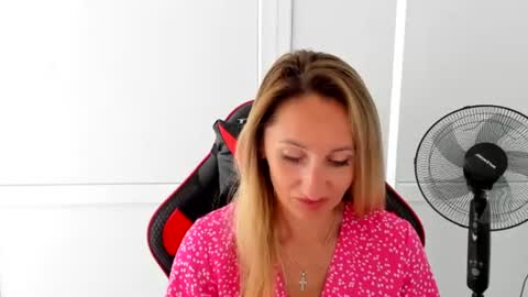 Snapshot of elinarosee chatting on 06.22.26 Milena online show from 06.22.26
