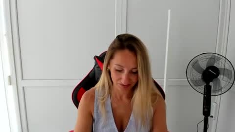 Snapshot of elinarosee chatting on 06.23.26 Milena online show from 06.23.26