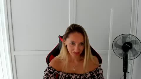 Snapshot of elinarosee chatting on 06.26.26 Milena online show from 06.26.26