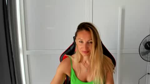 Snapshot of elinarosee chatting on 06.29.26 Milena online show from 06.29.26