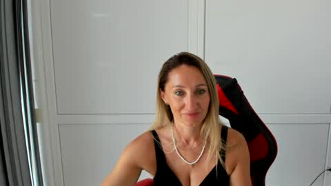 Snapshot of elinarosee chatting on 07.20.26 Milena online show from 07.20.26
