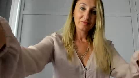 Snapshot of elinarosee chatting on 07.21.26 Milena online show from 07.21.26