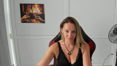 Snapshot of elinarosee chatting on 07.24.26 Milena online show from 07.24.26