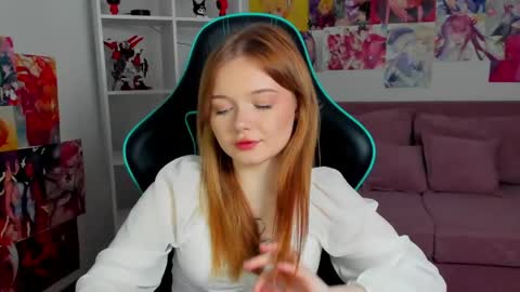 Snapshot of elinavale chatting on 04.21.26 elinavale online show from 04.21.26