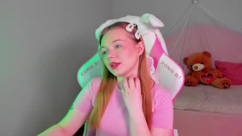 Snapshot of elinavale chatting on 04.22.26 elinavale online show from 04.22.26