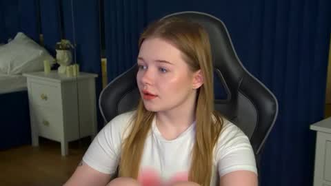 Snapshot of elinavale chatting on 05.20.26 elinavale online show from 05.20.26
