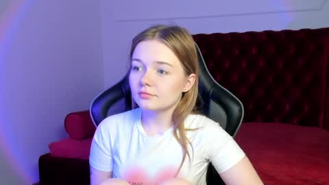 Snapshot of elinavale chatting on 05.25.26 elinavale online show from 05.25.26