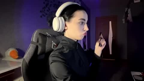 Snapshot of elinorashfield chatting on 05.11.26 Milica online show from 05.11.26