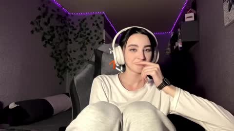 Snapshot of elinorashfield chatting on 05.19.26 Milica online show from 05.19.26