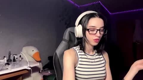 Snapshot of elinorashfield chatting on 05.28.26 Milica online show from 05.28.26