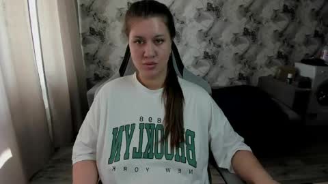 Snapshot of elisa_kollin chatting on 04.23.26 Aletta Oushen online show from 04.23.26