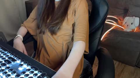 Snapshot of elisa_north chatting on 03.11.25 Elisa North online show from 03.11.25