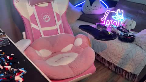 Snapshot of elisa_north chatting on 10.13.25 Elisa North online show from 10.13.25