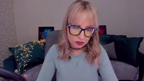 Snapshot of elisabethmills chatting on 02.20.25 Elisabeth online show from 02.20.25