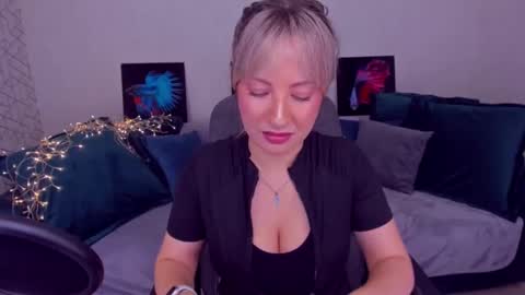 Snapshot of elisabethmills chatting on 02.24.25 Elisabeth online show from 02.24.25