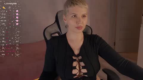 Snapshot of elise_day chatting on 06.17.26 elise_day online show from 06.17.26