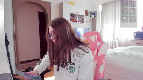 Snapshot of elisejays chatting on 02.28.25 Elise online show from 02.28.25
