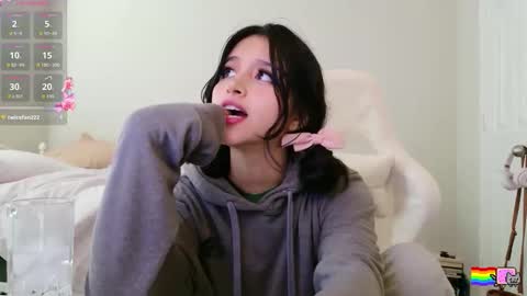 Snapshot of elisparadisex chatting on 11.17.25 eli 3 online show from 11.17.25