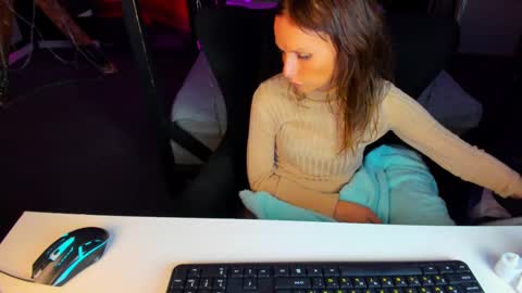 Elizabethangel online show from 03.06.25